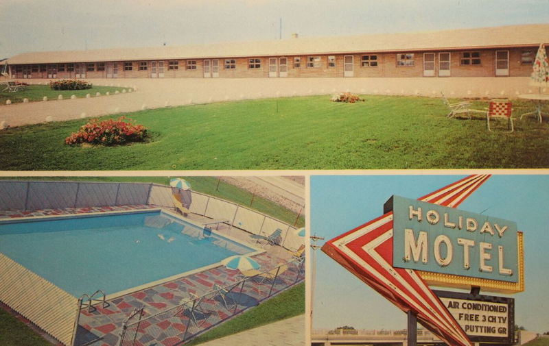 Holiday Motel - Vintage Postcard
